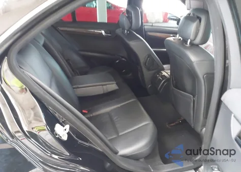 2008 Mercedes-Benz C 350 Sport z USA, uszkodzony, nr VIN WDDGF56X98R030335